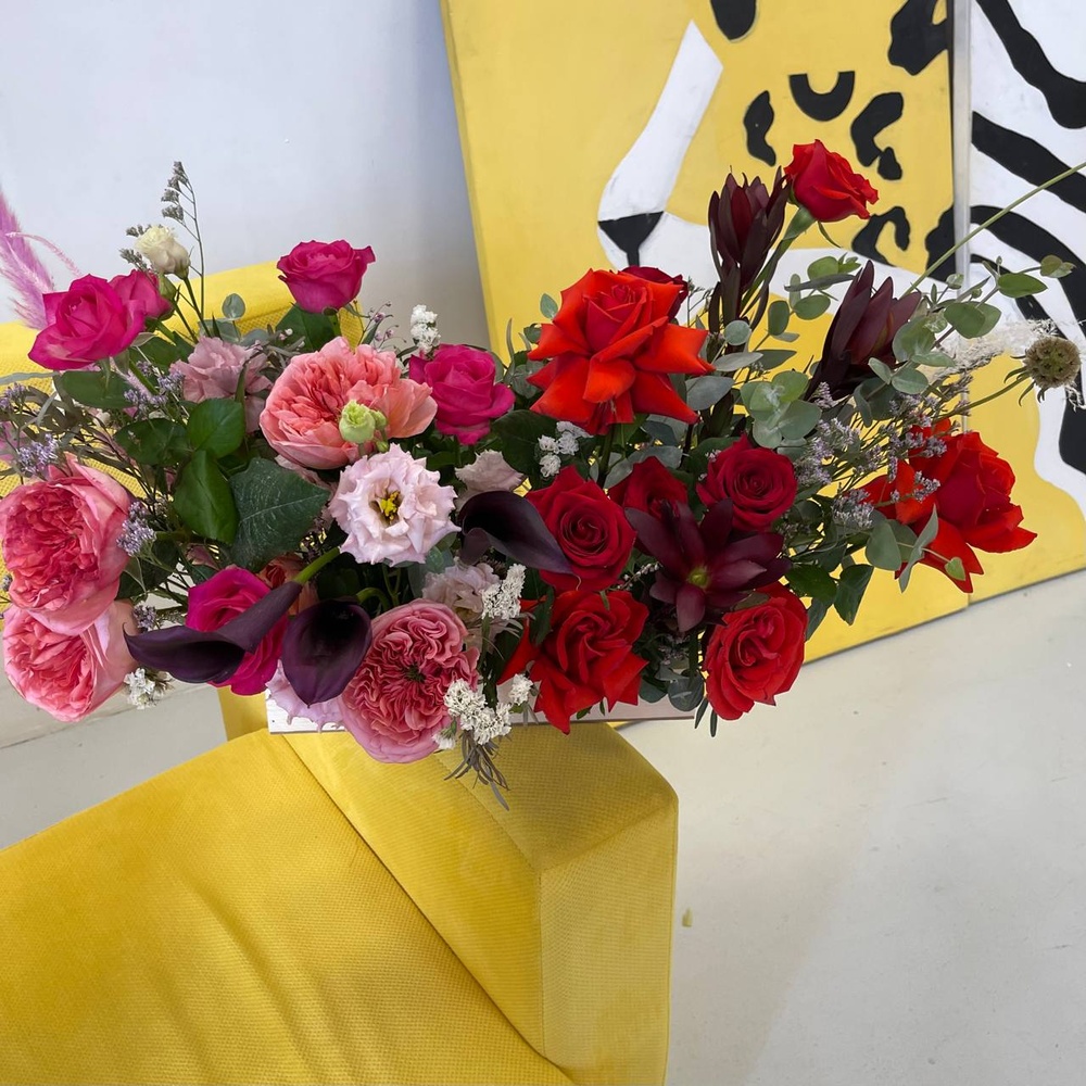 Время любить: яркая композиция с пионовидными розами