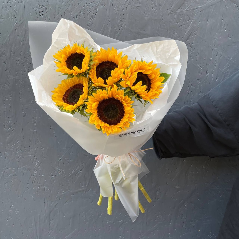 Теплое лето в букете: 5 подсолнухов в упаковке с аквабоксом и переноской