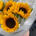 Теплое лето в букете: 5 подсолнухов в лаконичной упаковке в Санкт-Петербурге - Фотография 5