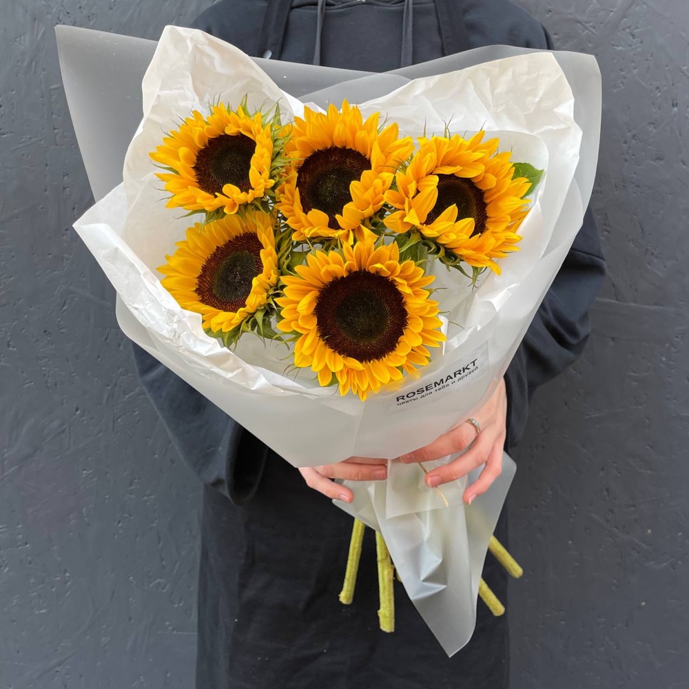 Теплое лето в букете: 5 подсолнухов в лаконичной упаковке в Санкт-Петербурге