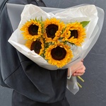 Теплое лето в букете: 5 подсолнухов в лаконичной упаковке в Санкт-Петербурге - Фотография 7