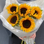 Теплое лето в букете: 5 подсолнухов в лаконичной упаковке в Санкт-Петербурге - Фотография 2