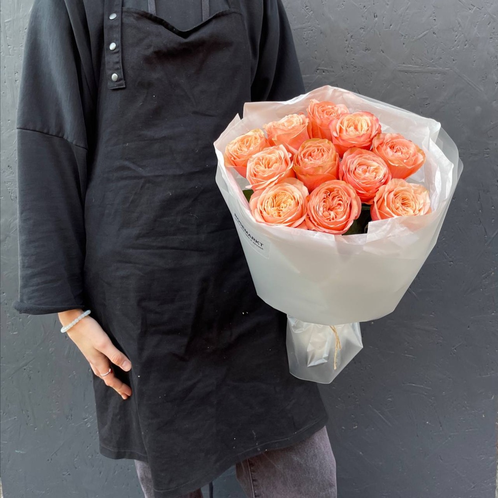 Пионовидный рай: пионовидные розы в лаконичной упаковке с аквабоксом и коробкой-переноской