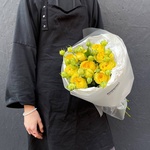 Солнечный зайчик: букет из пионовидных роз в лаконичной упаковке в Санкт-Петербурге - Фотография 6