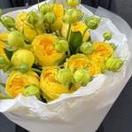 Солнечный зайчик: букет из пионовидных роз в лаконичной упаковке в Санкт-Петербурге - Фотография 4