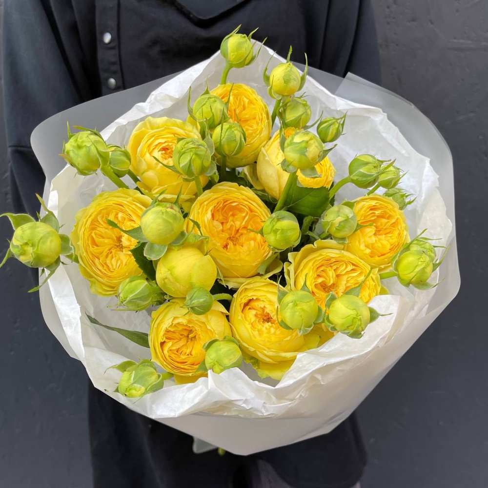 Солнечный зайчик: букет из пионовидных роз в лаконичной упаковке