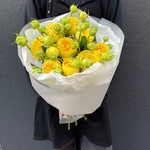 Солнечный зайчик: букет из пионовидных роз в лаконичной упаковке в Санкт-Петербурге - Фотография 1