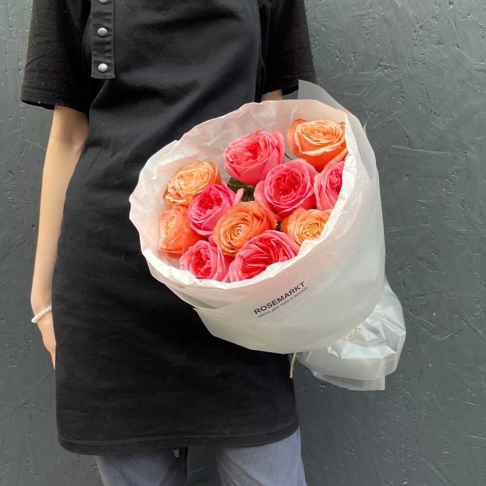 Всплеск: микс пионовидных роз в лаконичной упаковке + аквабокс и коробка-переноска