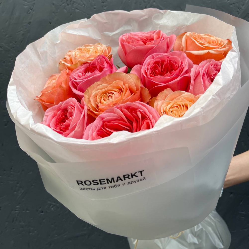 Всплеск: микс пионовидных роз в лаконичной упаковке + аквабокс и коробка-переноска