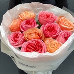 Всплеск: микс пионовидных роз в лаконичной упаковке в Санкт-Петербурге - Фотография 4