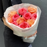 Всплеск: микс пионовидных роз в лаконичной упаковке в Санкт-Петербурге - Фотография 7