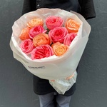 Всплеск: микс пионовидных роз в лаконичной упаковке в Санкт-Петербурге - Фотография 1