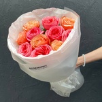 Всплеск: микс пионовидных роз в лаконичной упаковке в Санкт-Петербурге - Фотография 2