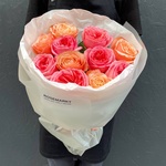 Всплеск: микс пионовидных роз в лаконичной упаковке в Санкт-Петербурге - Фотография 8