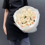 Сказочный букет: пионовидные розы в лаконичной упаковке в Сенкт-Петербурге - Фотография 7