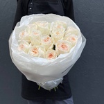 Сказочный букет: пионовидные розы в лаконичной упаковке в Сенкт-Петербурге - Фотография 1