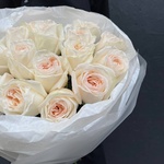 Сказочный букет: пионовидные розы в лаконичной упаковке в Сенкт-Петербурге - Фотография 4