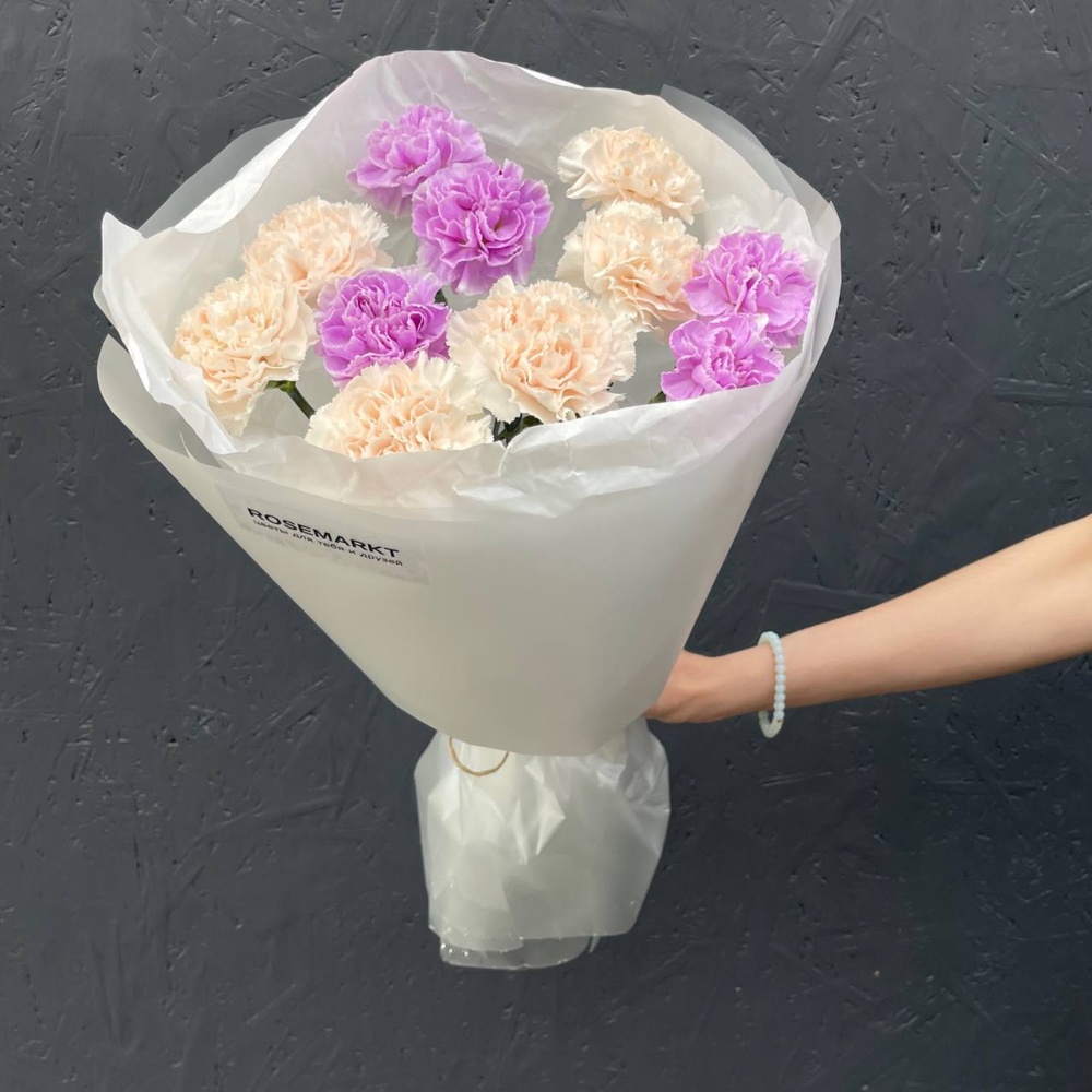 Чтобы долго стоял: букет из диантусов в лаконичной упаковке