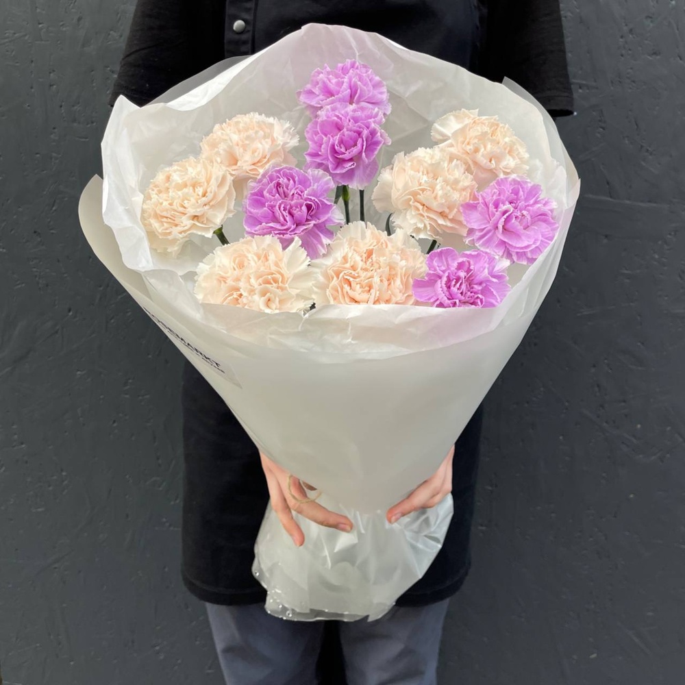 Чтобы долго стоял: букет из диантусов в лаконичной упаковке