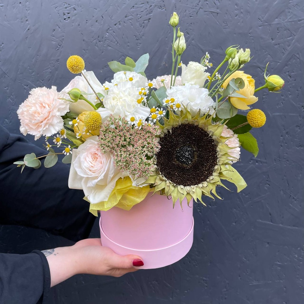 Шарлемань: цветы на вкус флориста в шляпной коробке