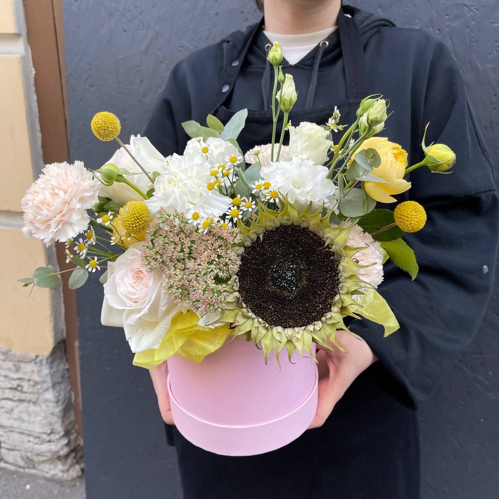 Шарлемань: цветы на вкус флориста в шляпной коробке