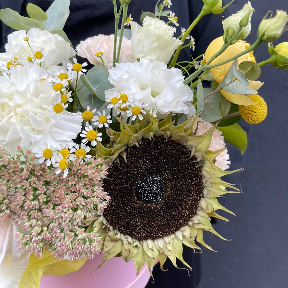 Шарлемань: цветы на вкус флориста в шляпной коробке