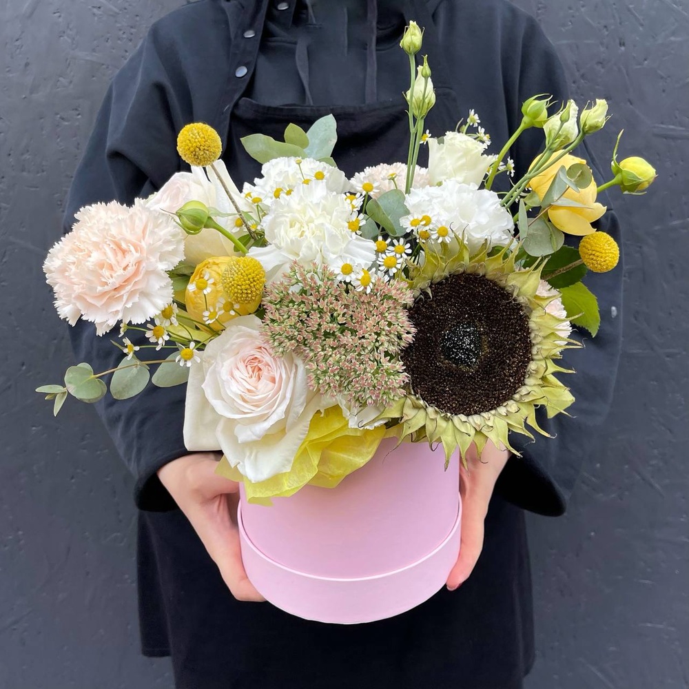 Шарлемань: цветы на вкус флориста в шляпной коробке в Санкт-Петербурге Шарлемань: цветы на вкус флориста в шляпной коробке в Санкт-Петербурге