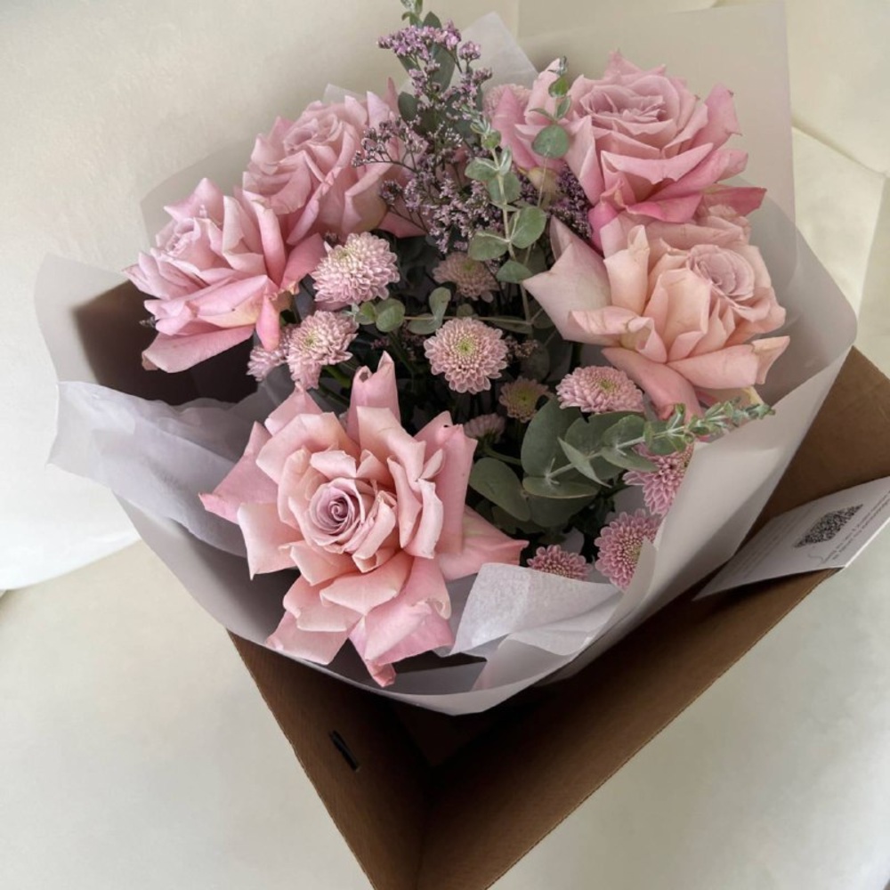 Висськась: букет с французскими розами в сиреневых оттенках