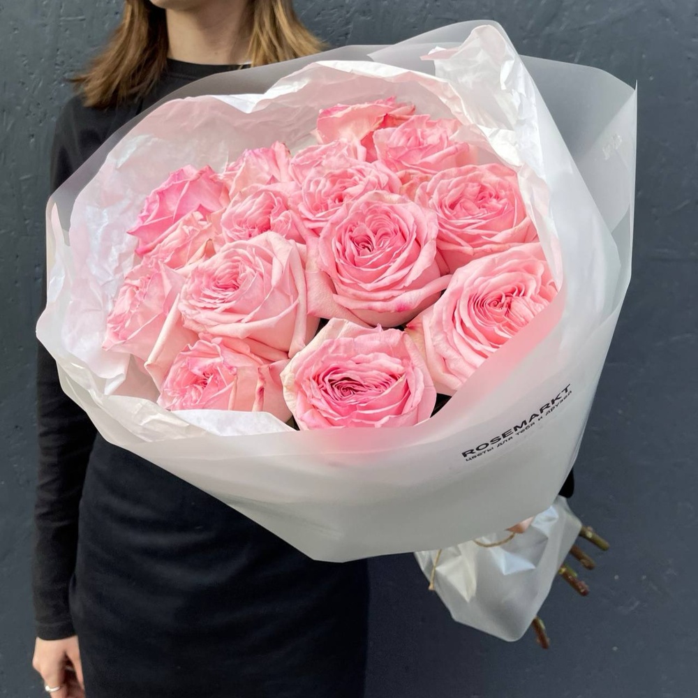 Тот самый букет из 15 пионовидных роз с аквабоксом и коробкой-переноской