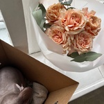 Миска с подушечками: букет из стойких пионовидных роз - Фотография 3