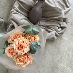 Миска с подушечками: букет из стойких пионовидных роз - Фотография 6