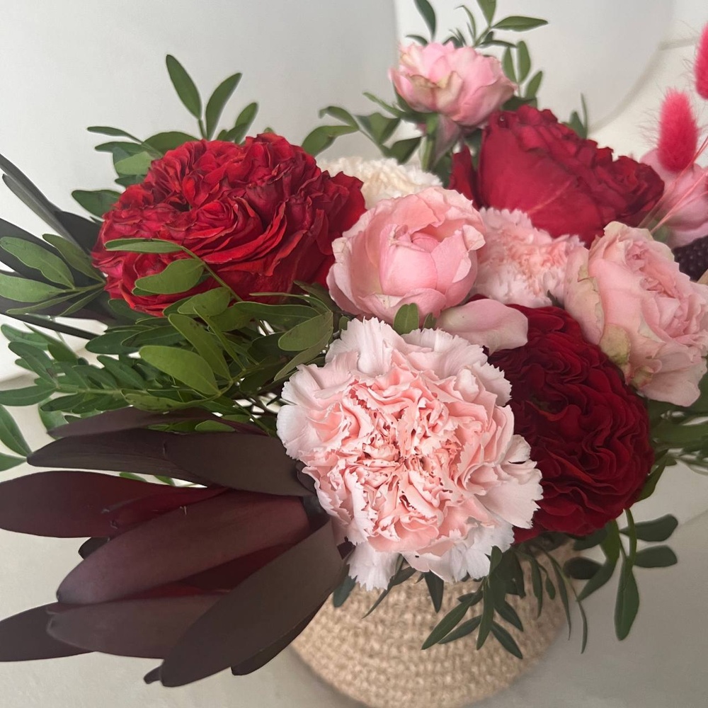 Фермерский котик: пионовидные розы, кукуруза и фактурная гвоздика в кашпо ручной работы