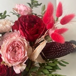 Фермерский котик: композиция с пионовидными розами в кашпо ручной работы - Фотография 5