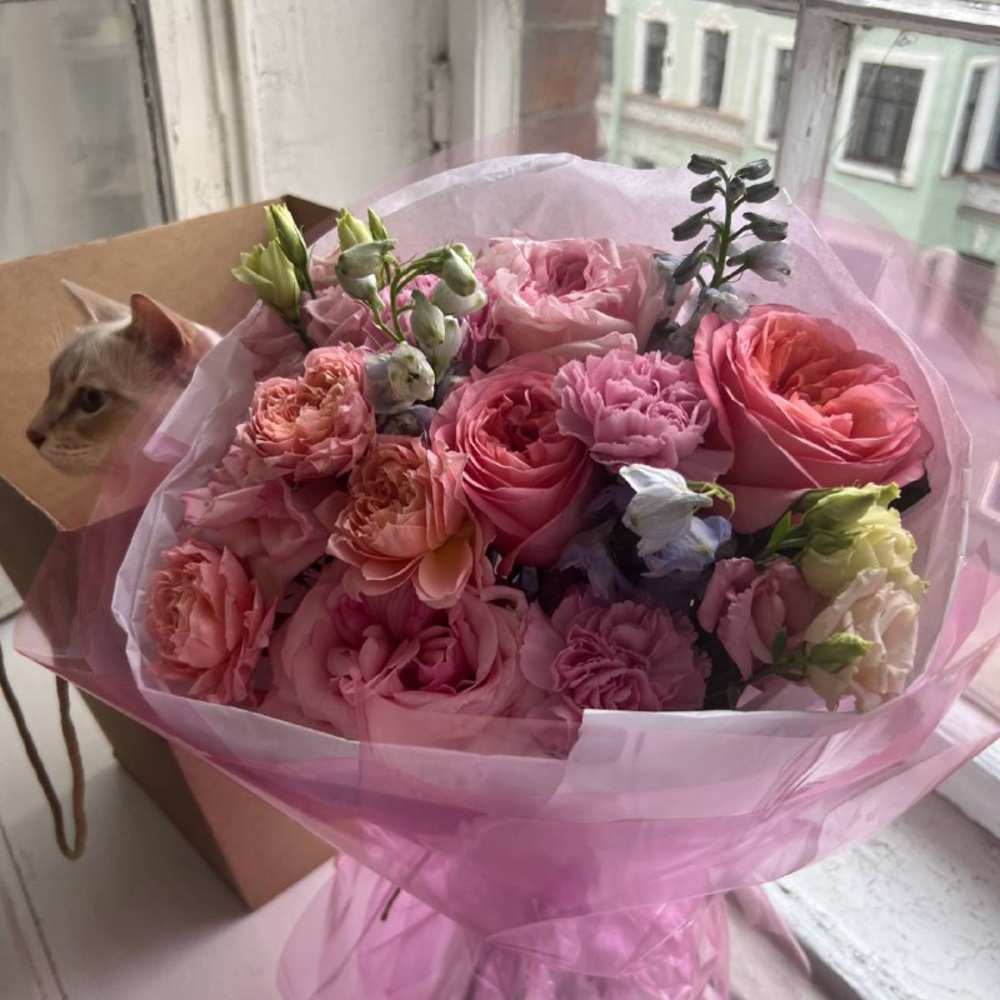 Царство Моти: букет из пионовидных роз, небесно-голубого дельфиниума и других цветов