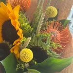 Алиса: букет с подсолнухом и тропическими цветами - Фотография 6