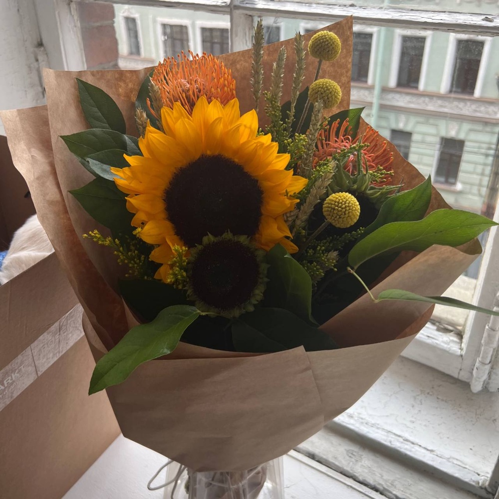 Алиса: солнечный букет с подсолнухами и леукаспермумами, в стильном крафте 
