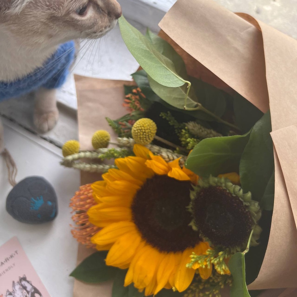 Алиса: солнечный букет с подсолнухами и леукаспермумами, в стильном крафте 