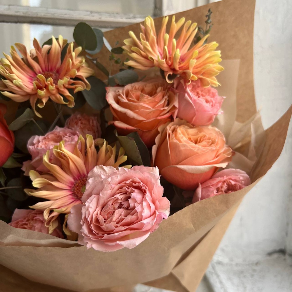 Шершавый язычок: букет из фактурных гербер и пионовидных роз