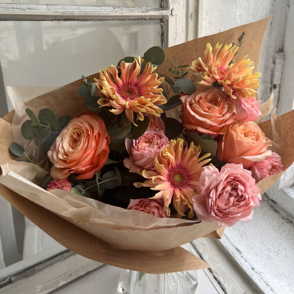 Шершавый язычок: букет из фактурных гербер и пионовидных роз