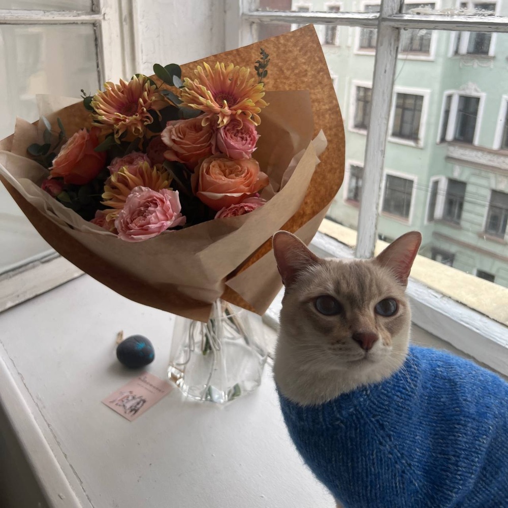 Шершавый язычок: букет из фактурных гербер и пионовидных роз