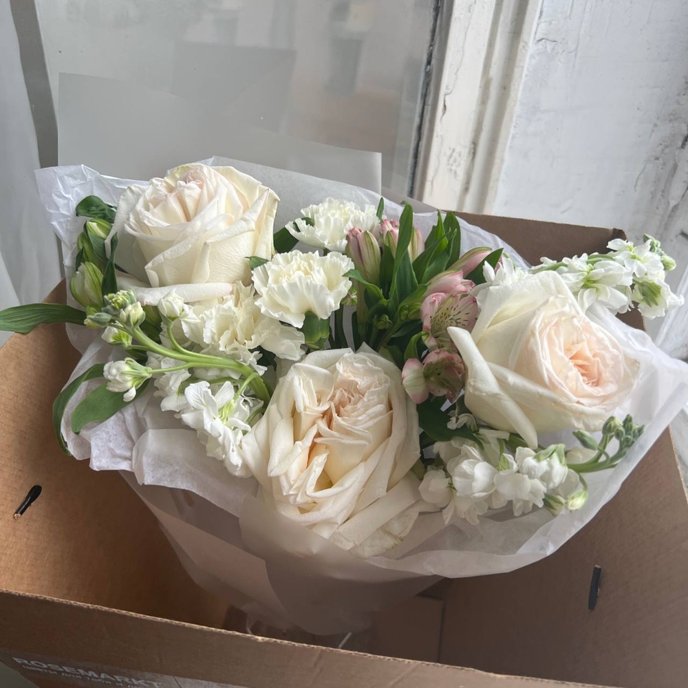 Раф на кошачей мяте: букет из ароматных цветов в белой гамме