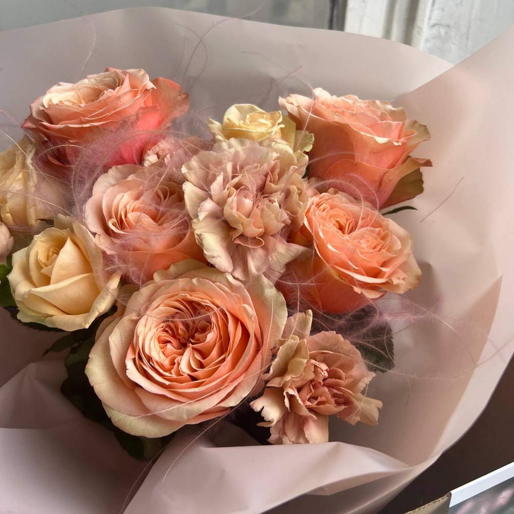 Кофейный носик: трио из персиковых оттенков роз и диантусов