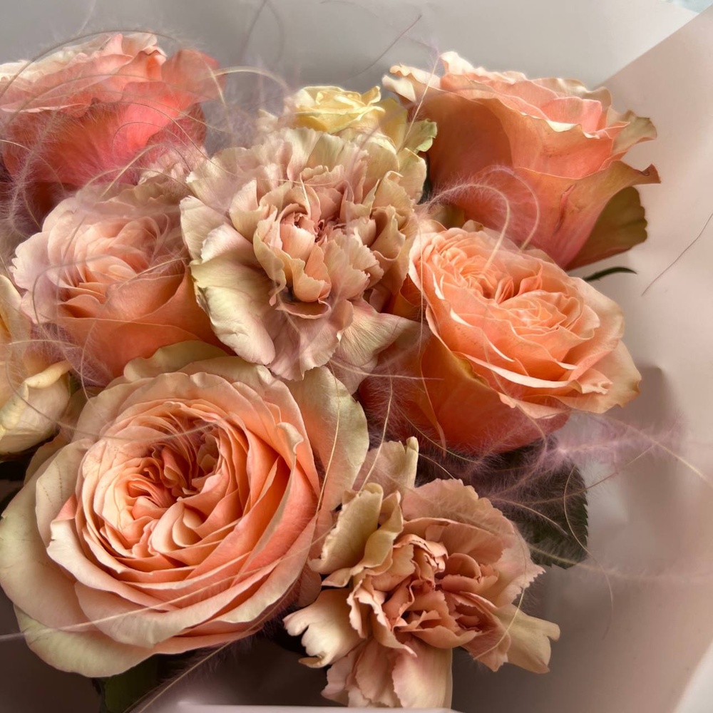 Кофейный носик: трио из персиковых оттенков роз и диантусов