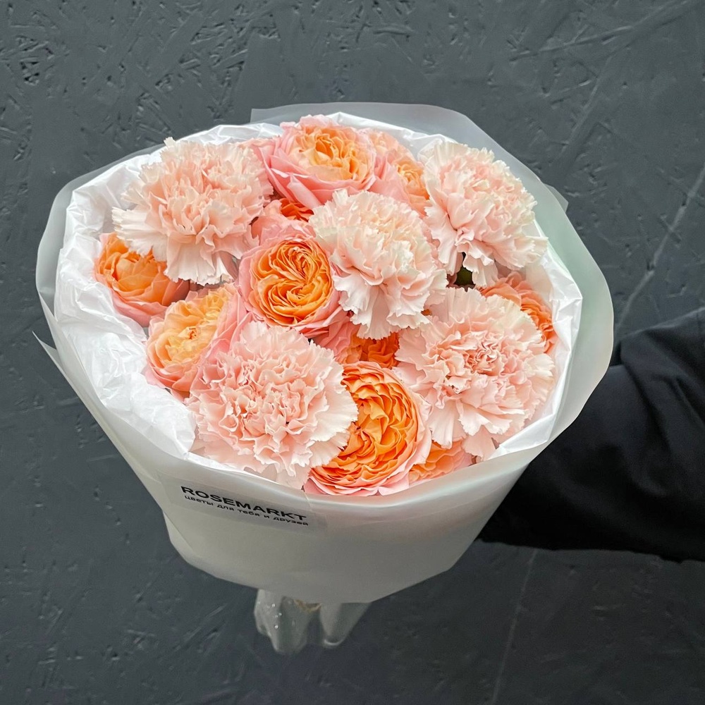 День 19: пионовидные розы и стойкий диантус 