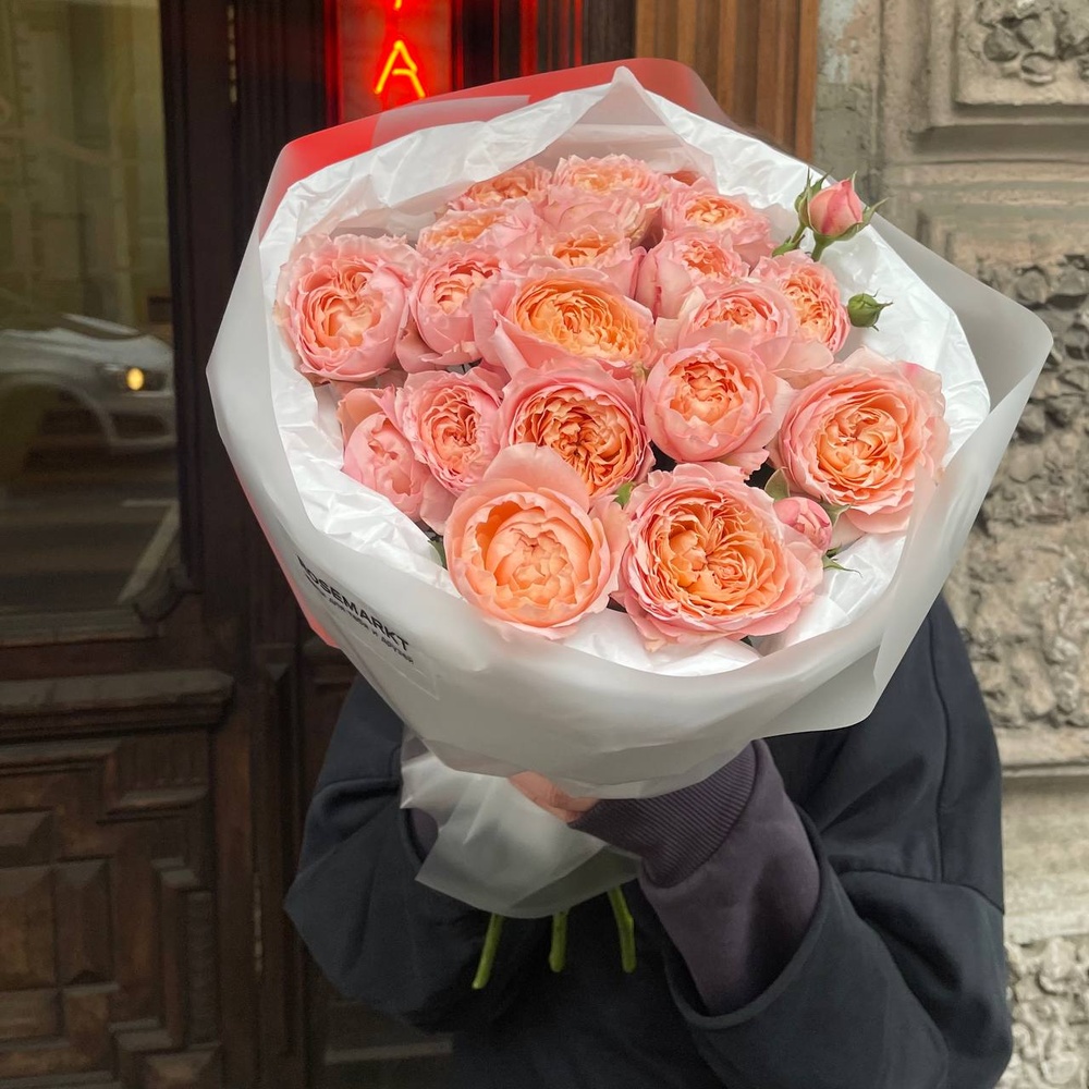 Письмо к Джульетте: 7 пионовидных роз в лаконичной упаковке + аквабокс и коробка-переноска