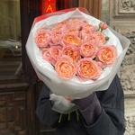 Письмо к Джульетте: пионовидные розы в лаконичной упаковке в Санкт-Петербурге - Фотография 6