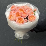 Письмо к Джульетте: пионовидные розы в лаконичной упаковке в Санкт-Петербурге - Фотография 4