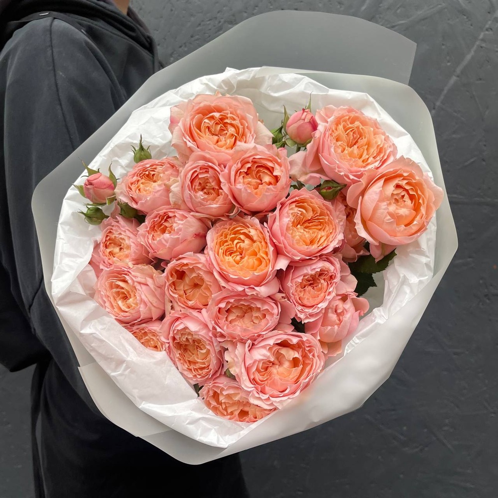 Письмо к Джульетте: пионовидные розы в лаконичной упаковке в Санкт-Петербурге