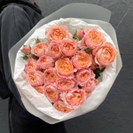 Письмо к Джульетте: пионовидные розы в лаконичной упаковке в Санкт-Петербурге - Фотография 1