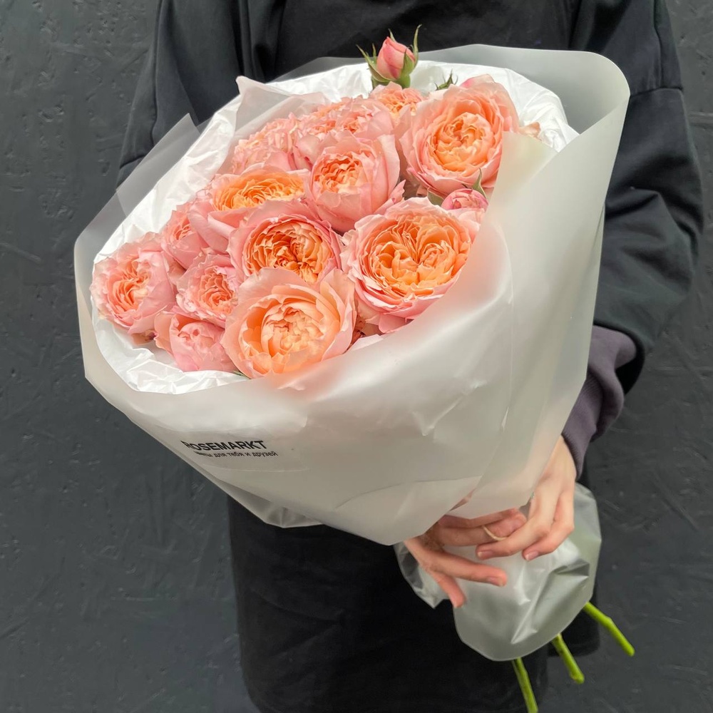 Письмо к Джульетте: 7 пионовидных роз в лаконичной упаковке + аквабокс и коробка-переноска